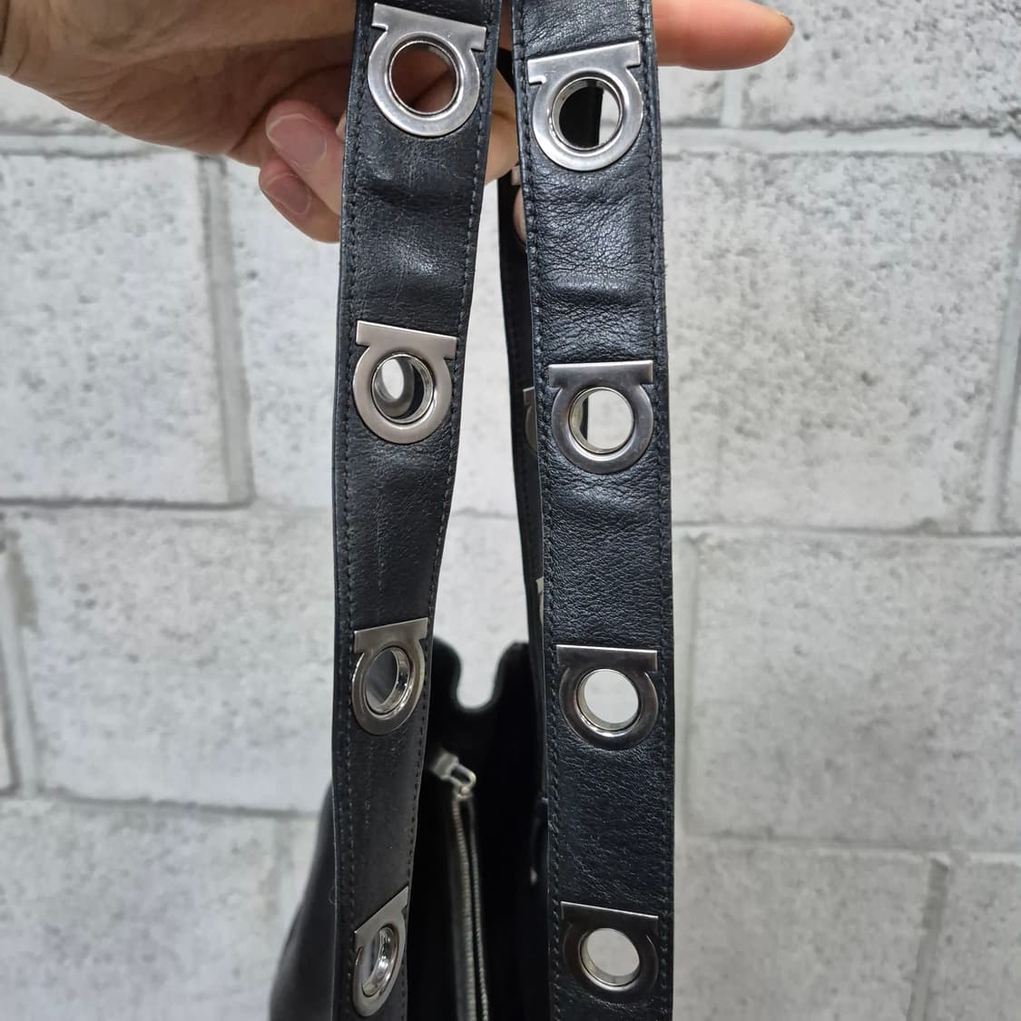 살바토레 페레가모 간치니 블랙레더 숄더백 상품이미지4