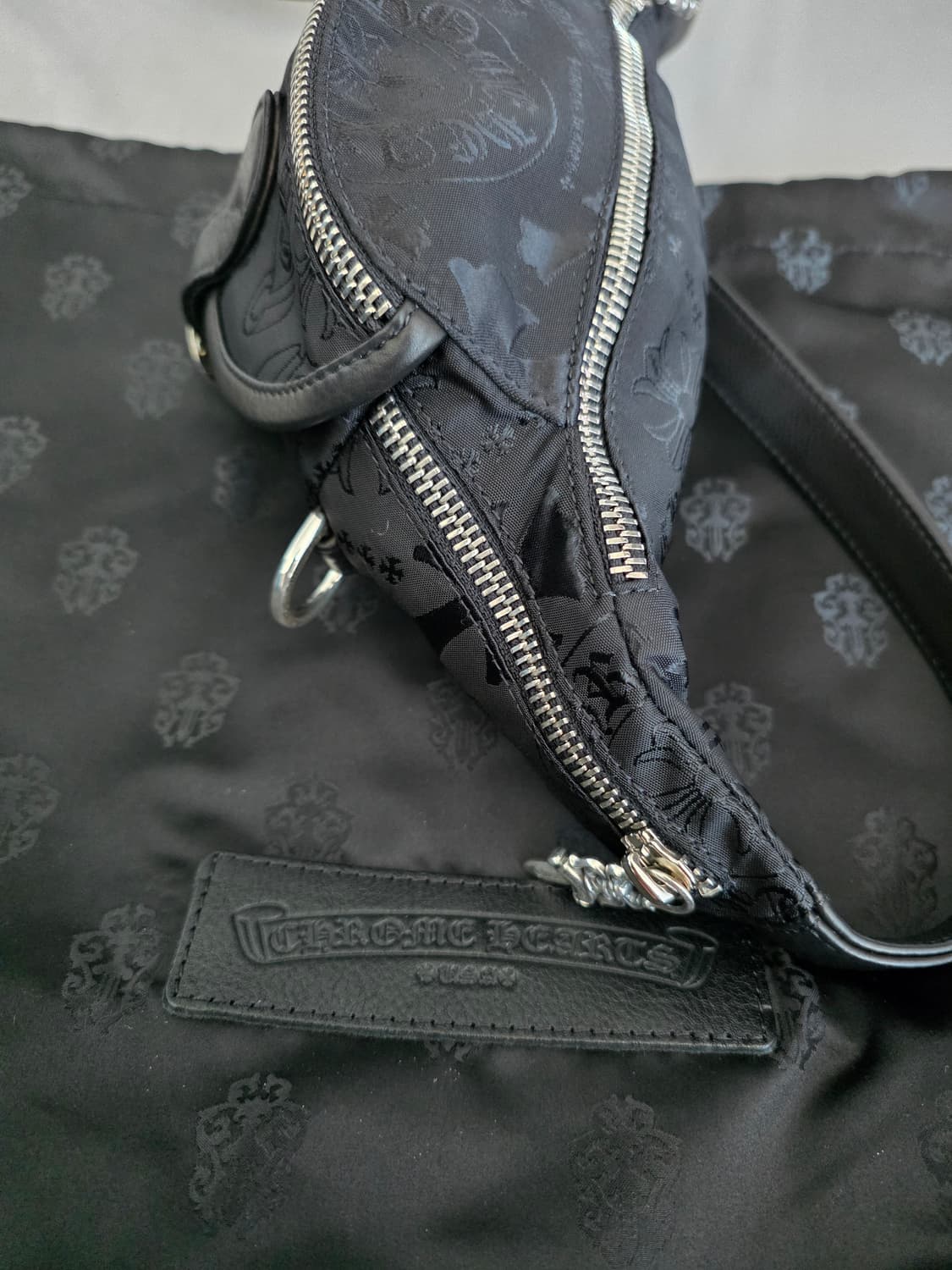 [FREE] 크롬하츠 미니 스냇팩 멀티모티프 나일론 블랙 힙색 슬링백 상품이미지5