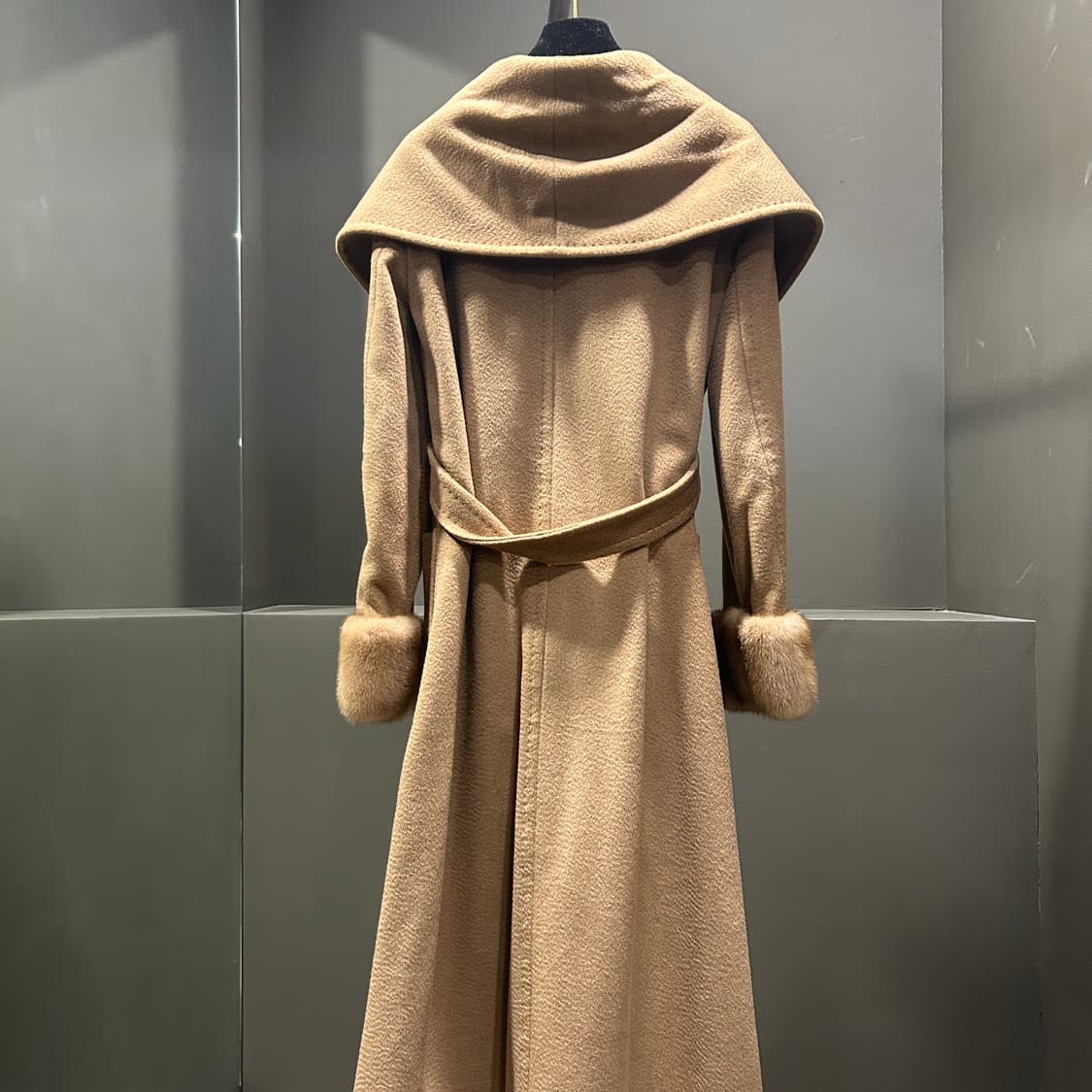 막스마라 퍼 트리밍 카멜헤어 코트 상품이미지4