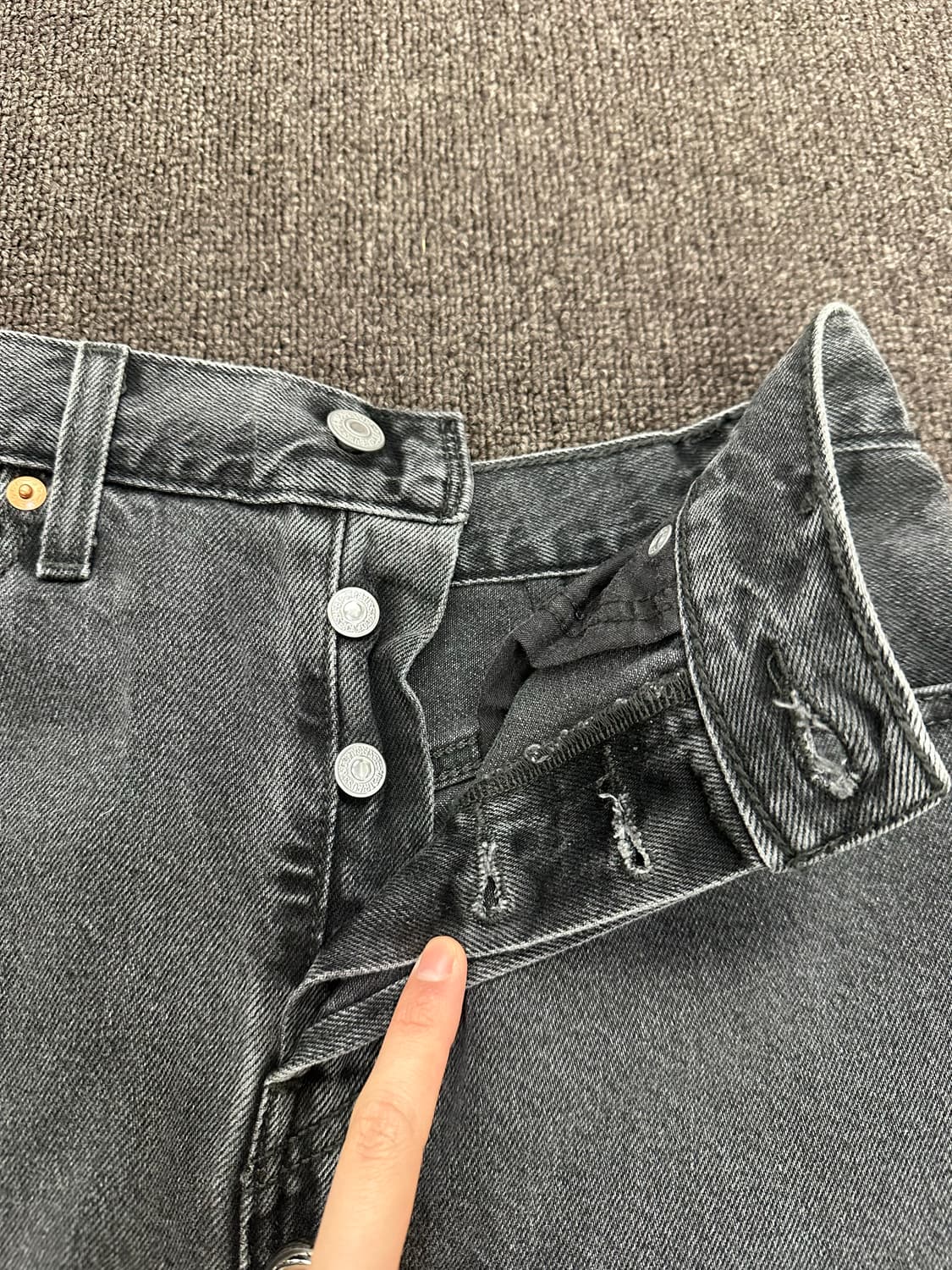 27)리바이스 트임 디테일 흑청 데님 미디스커트 상품이미지5