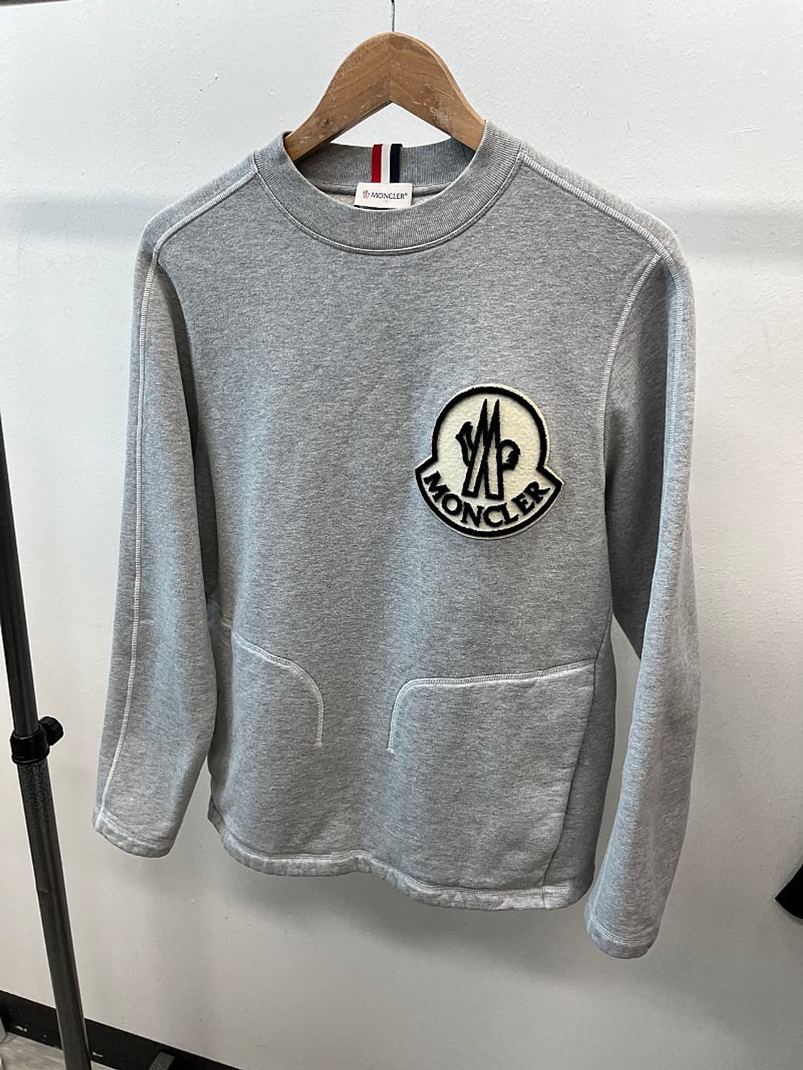 95) 몽클레어 빅와펜 맨투맨  상품이미지1