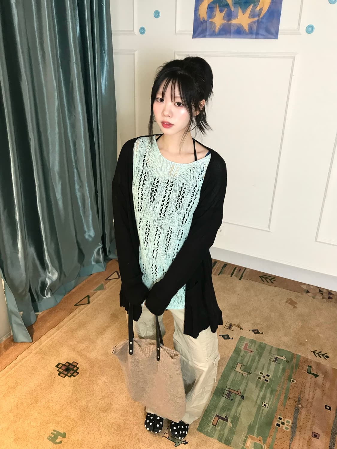 민트 컬러의 루즈한 네트 니트에 베이지 카고 팬츠 조합 🤍 상품이미지1