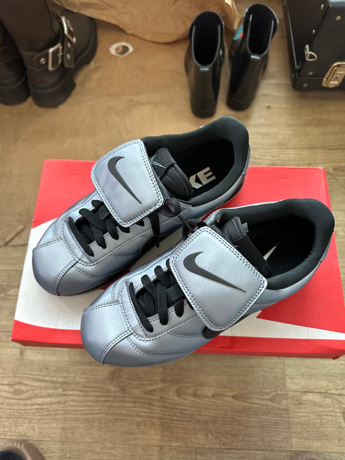 [235] 나이키 코르테즈 SE 메탈릭 쿨 그레이 블랙 상품이미지1