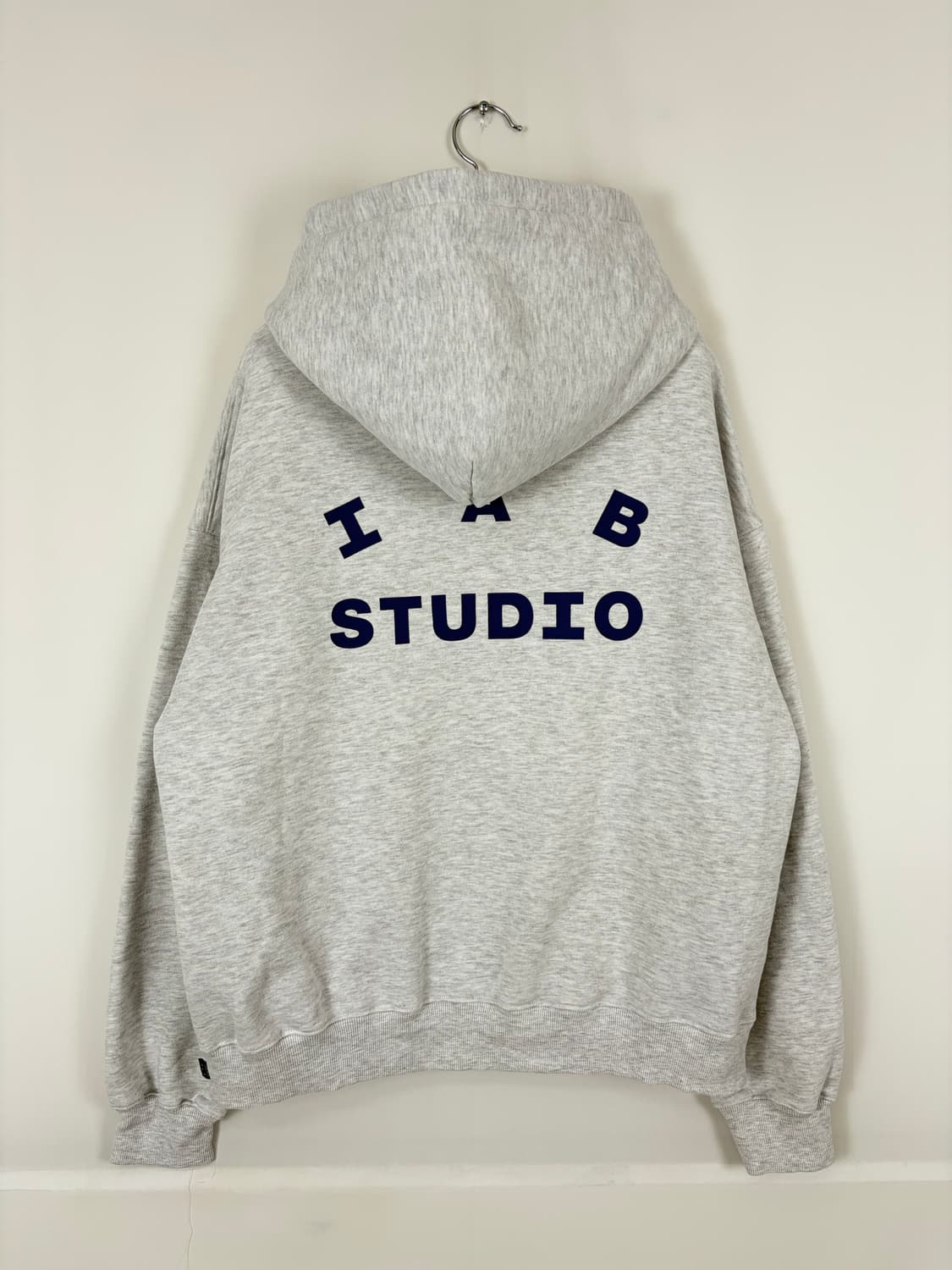 a29) 아이앱스튜디오 라이트 그레이 후드티 상품이미지5