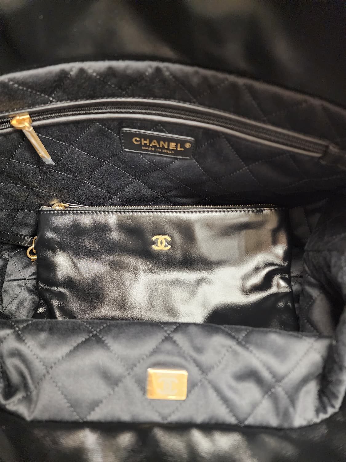 샤넬 23B AS3260 골드체인 스티치 22백 스몰 블랙 내장칩 상품이미지5