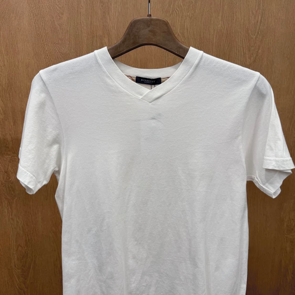 버버리 런던 코튼 반팔 티셔츠 브이넥 무지 디테일 레귤러핏 화이트 상품이미지4