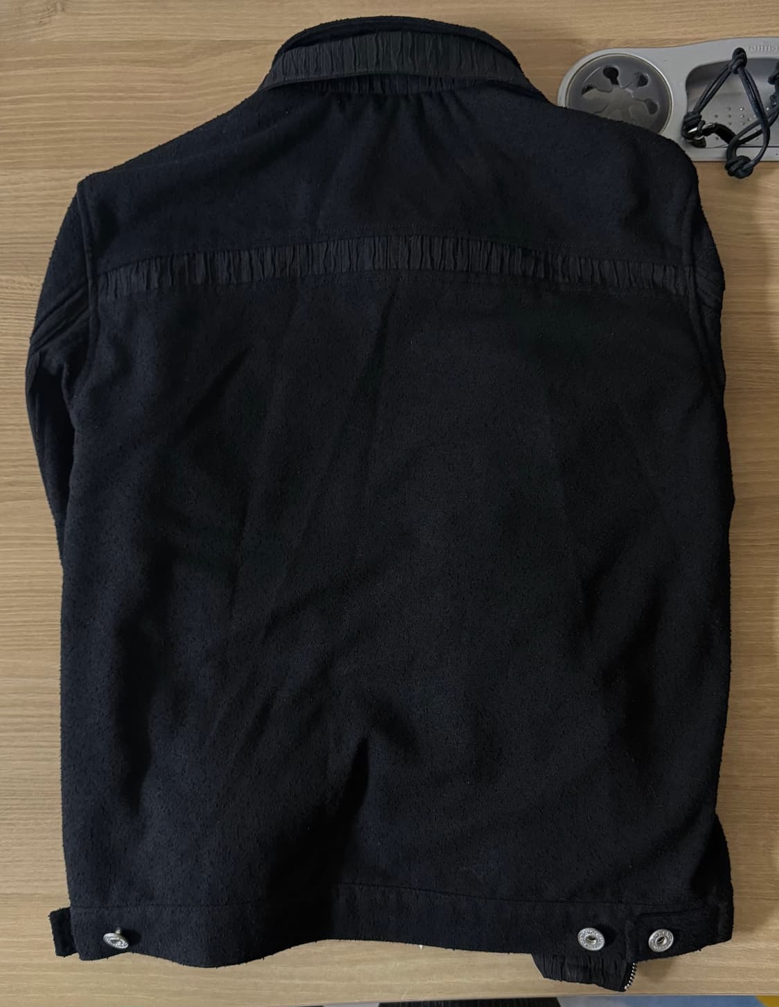 ROUGH LAYERED CUT TRUCKER BLACK 1 상품이미지2