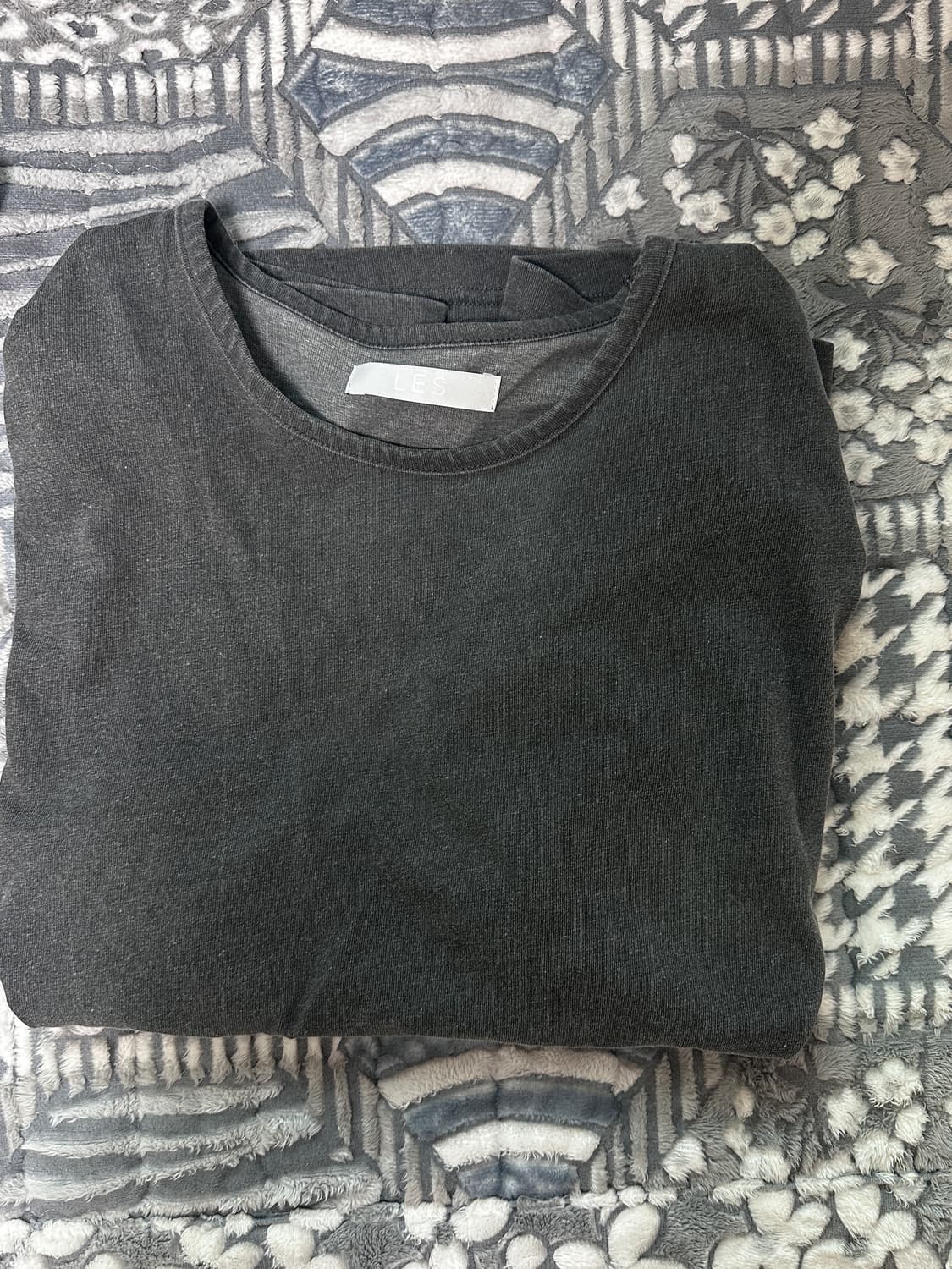 les brev티셔츠 차콜 2사이즈 팝니다. 상품이미지2