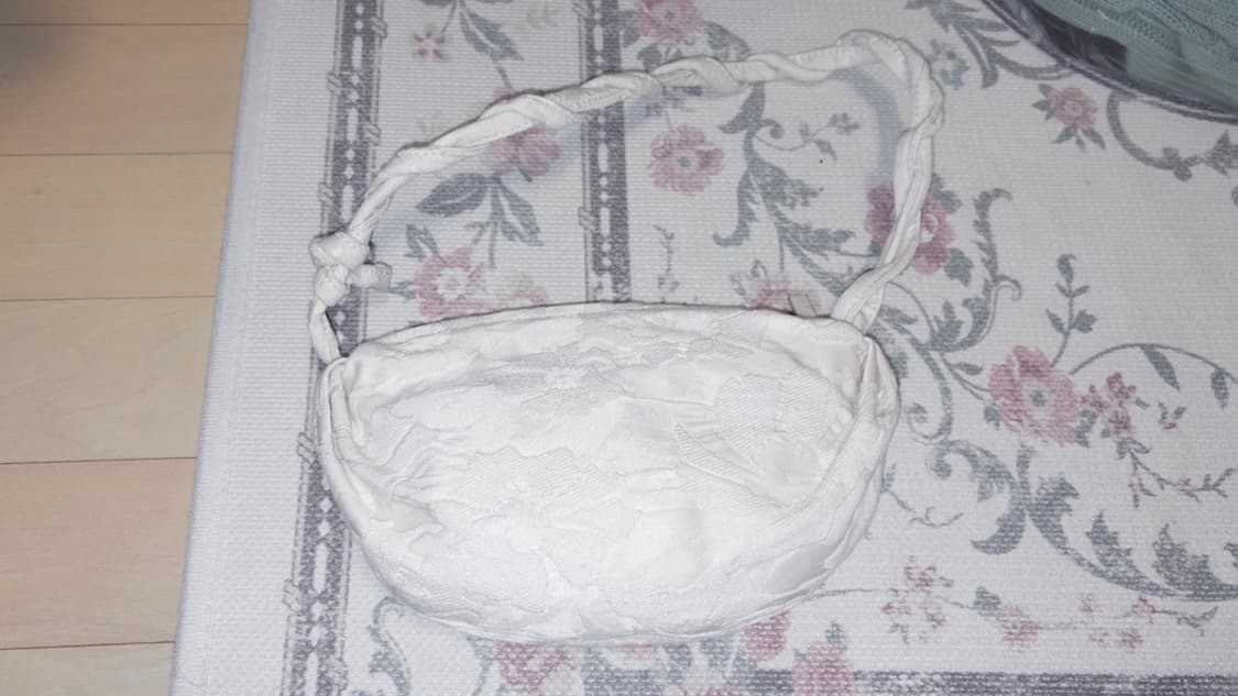 포코포스카 가방 CROSS PETAL IN BEIGE 상품이미지1