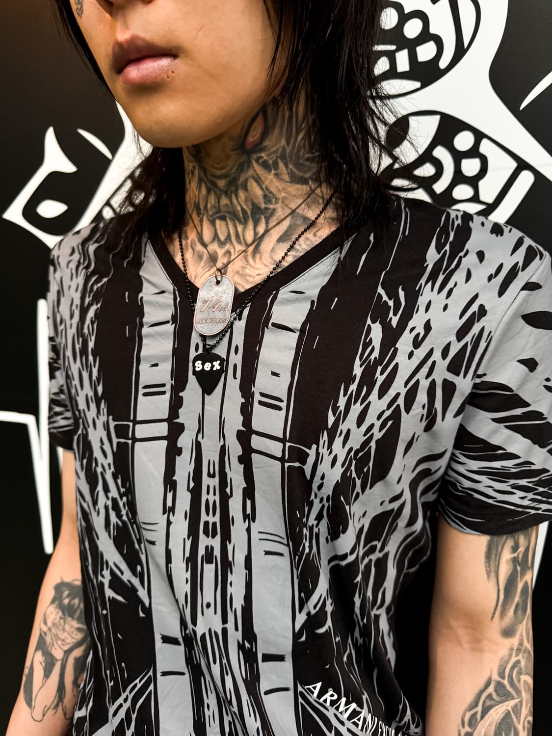 Armani Exchange – Graphic V-Neck T-Shirt 상품이미지2