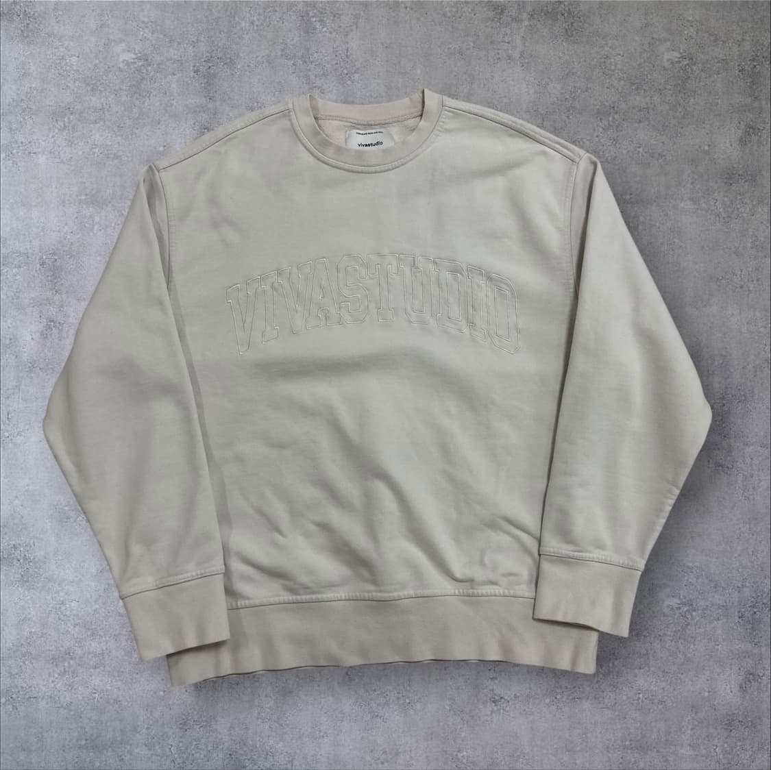 비바스튜디오 스펠아웃 아이보리 맨투맨 상품이미지1