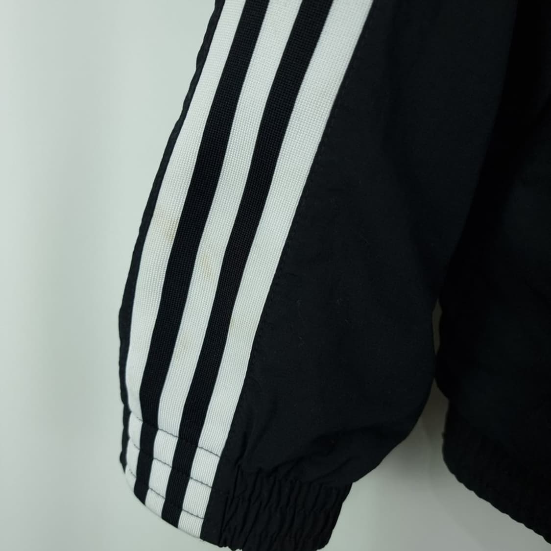 [아디다스] 불꽃 로고 자수 삼선 바람막이 자켓 블랙 M18807 상품이미지10