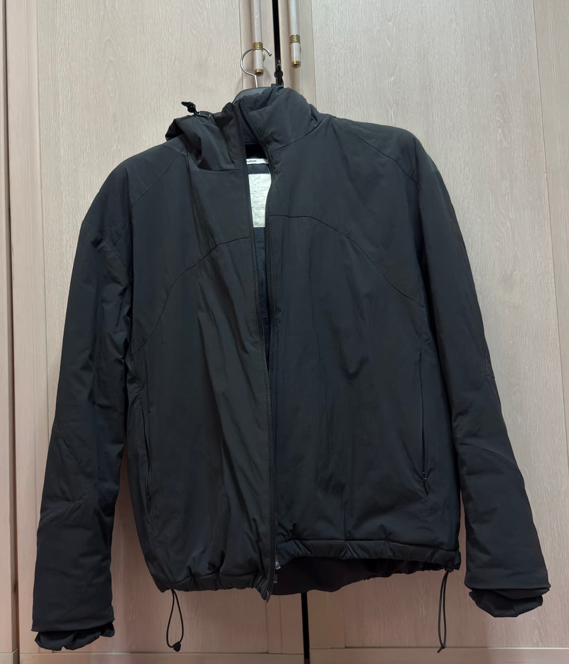 [2]아르반 라이트 패디드 자켓 차콜 상품이미지1