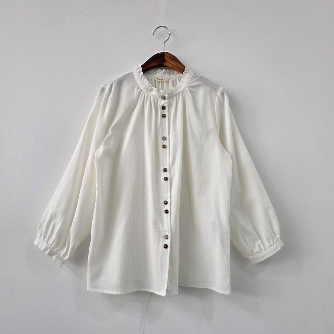 내추럴 아이보리 프릴넥 코튼 블라우스 상품이미지1