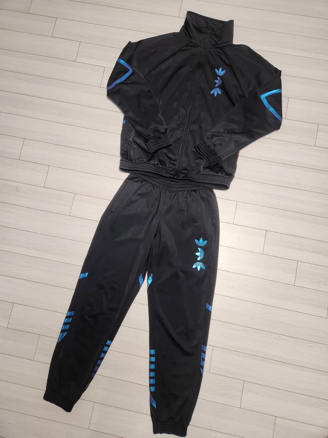 아디다스 제노 트랙탑 팬츠 트레이닝복 세트

여러 중고사이트에도 같이 판 상품이미지1