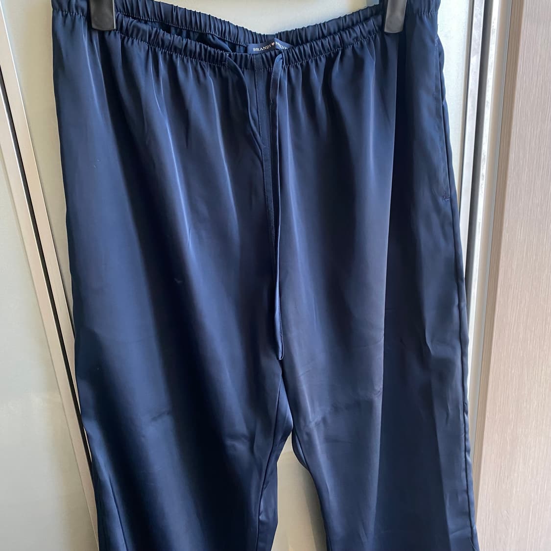 Brandy Melville 브랜디 멜빌 실키팬츠 네이비 상품이미지4