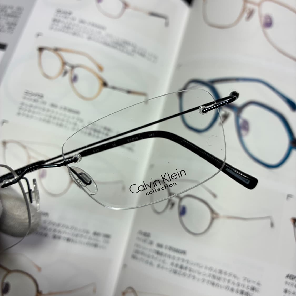 Calvin klein 캘빈클라인 무테 티타늄 네이비 안경 상품이미지2