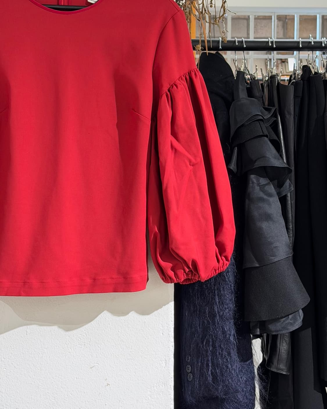 로지 아설린 레드 퍼프 벌룬 슬리브 탑 상품이미지5