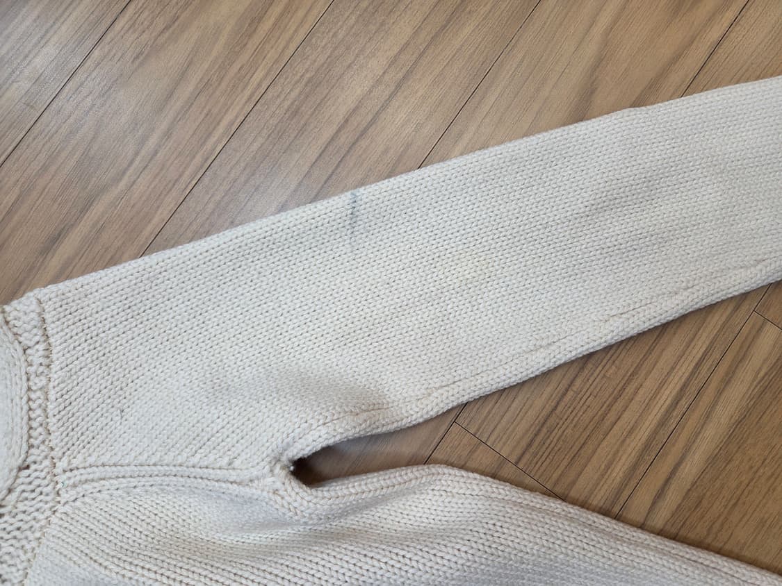 버버리 키즈 가디건 140사이즈입니다. 아이보리 색상에 케이블 짜임이 고 상품이미지3