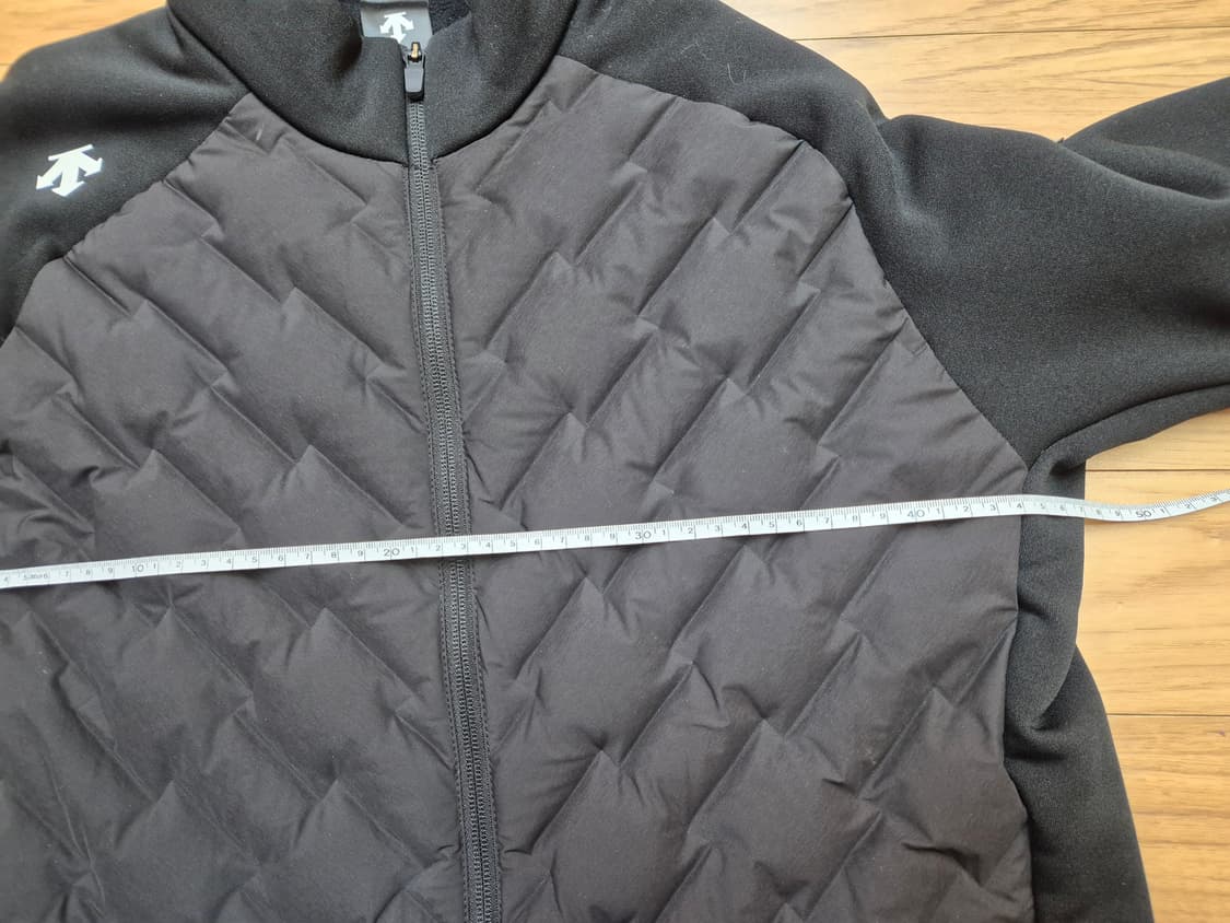 블랙 색상의 데상트 남성 경량 패딩입니다. 스타일 번호는 SO423TKT 상품이미지4