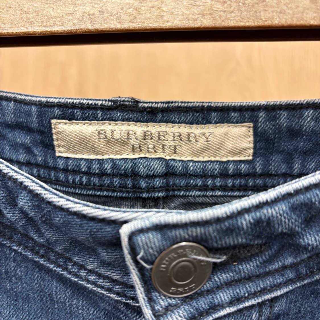버버리 스트레치 스키니 데님 팬츠 각인 라벨 미니멀 포켓 디테일 진청 상품이미지6