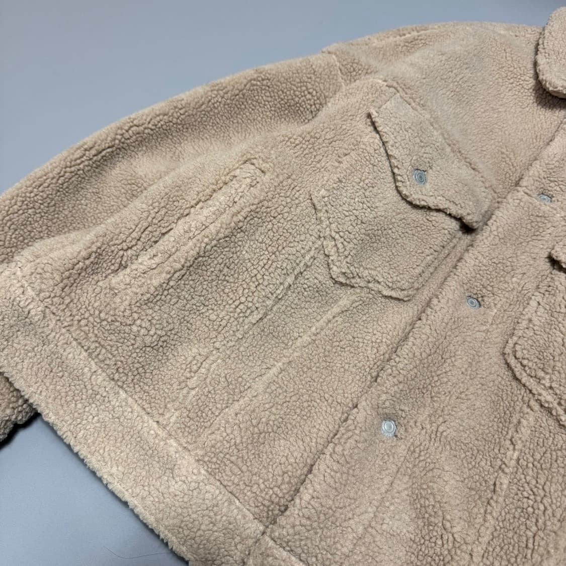 프릭스스토어 베이지컬러 칼라넥 오버 덤블 플리스 트러커 자켓 상품이미지4