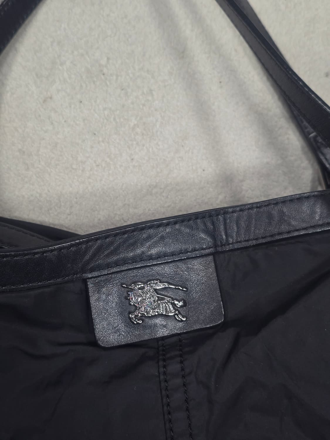 버버리 버클레이 나일론 금속장식 토트백  상품이미지4