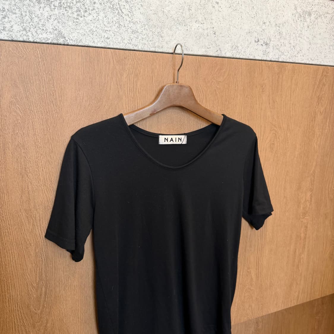 나인 라운드넥 반팔 티셔츠 무지 디테일 레귤러핏 블랙 상품이미지3