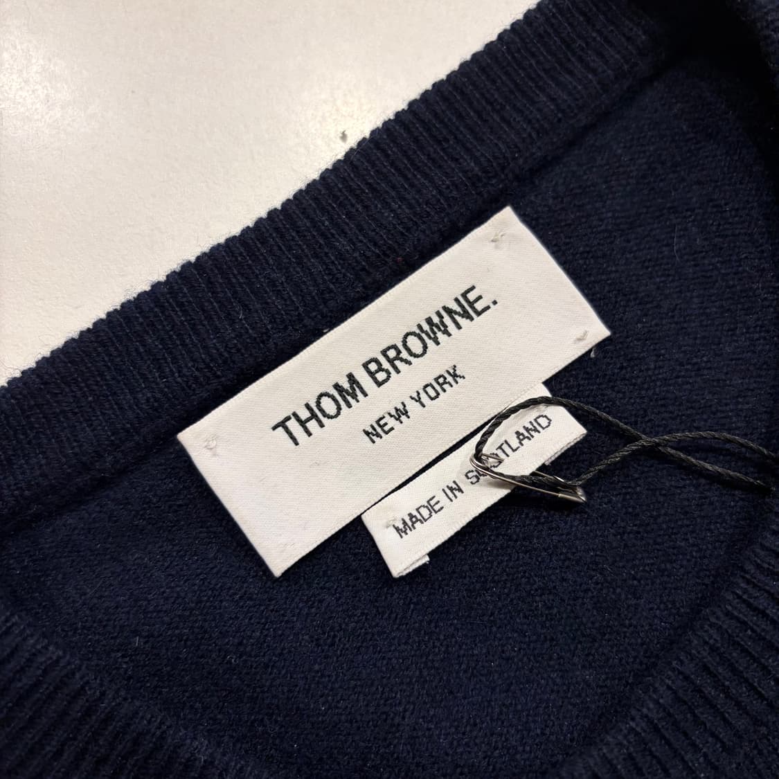 [46] 톰브라운 우먼 캐시미어 네이비 니트 4선 완장 B700 상품이미지3