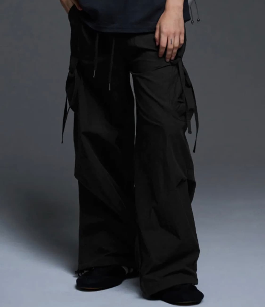 팬시클럽 [NF] 리본 카고 파라슈트 팬츠 (BLACK)_F24QD867 상품이미지1