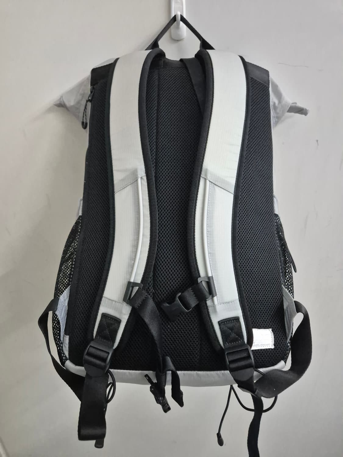 로우로우 스트링 윈드 백팩 020 라이트 그레이 상품이미지4