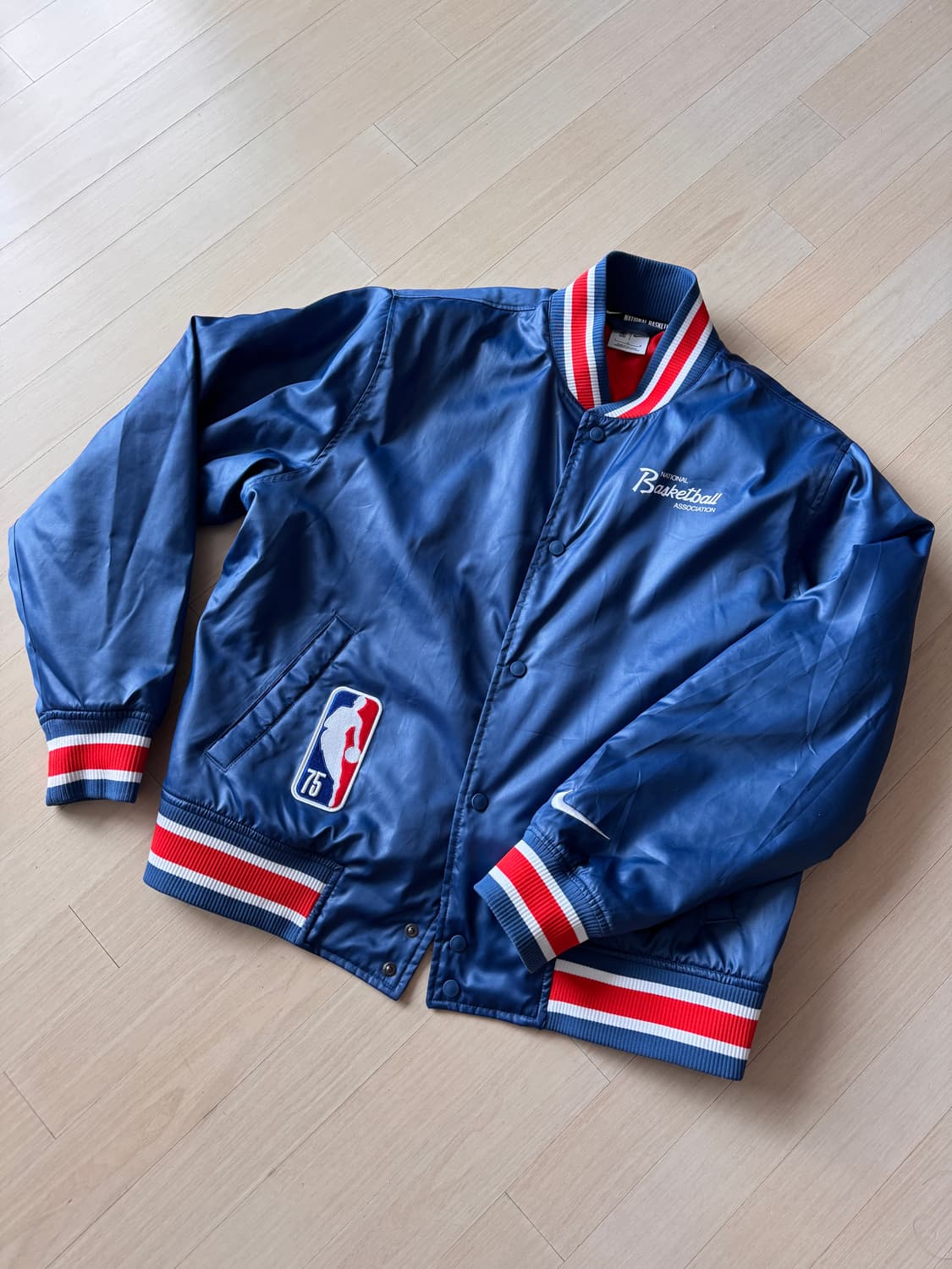 나이키 x NBA 75주년 기념 새틴 봄버 바시티 자켓 상품이미지1