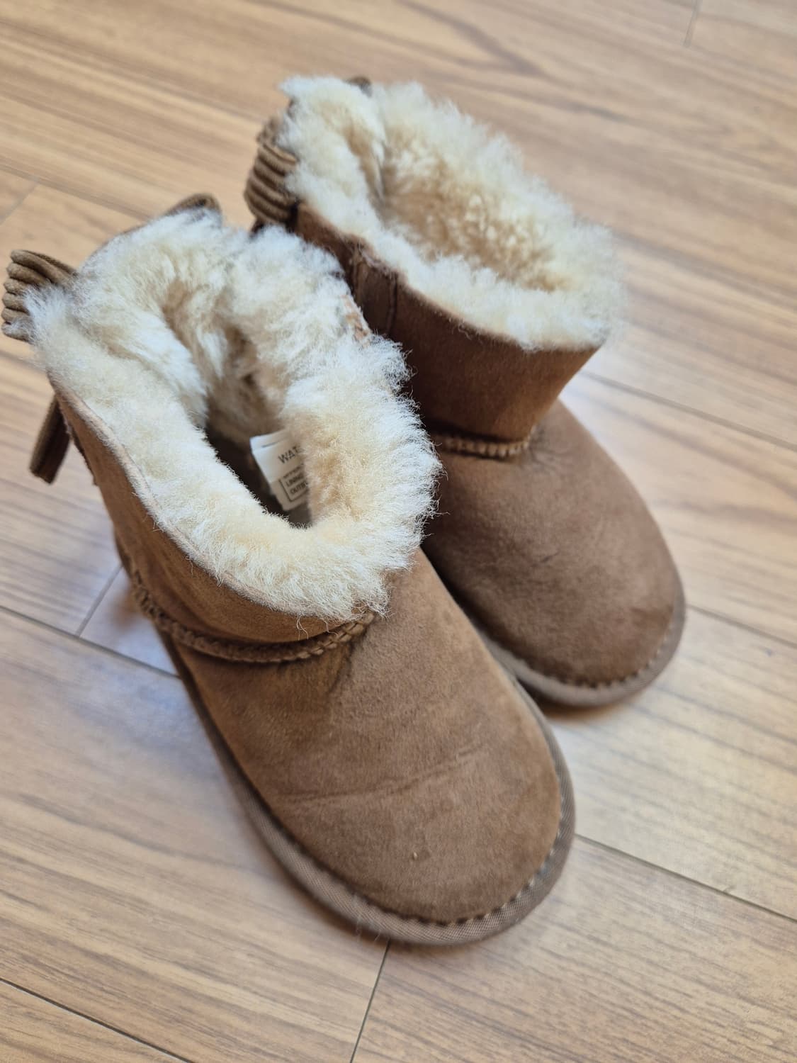 UGG 키즈 어그 부츠 판매합니다. 
브라운 색상에 털 안감으로 되어있어 상품이미지8