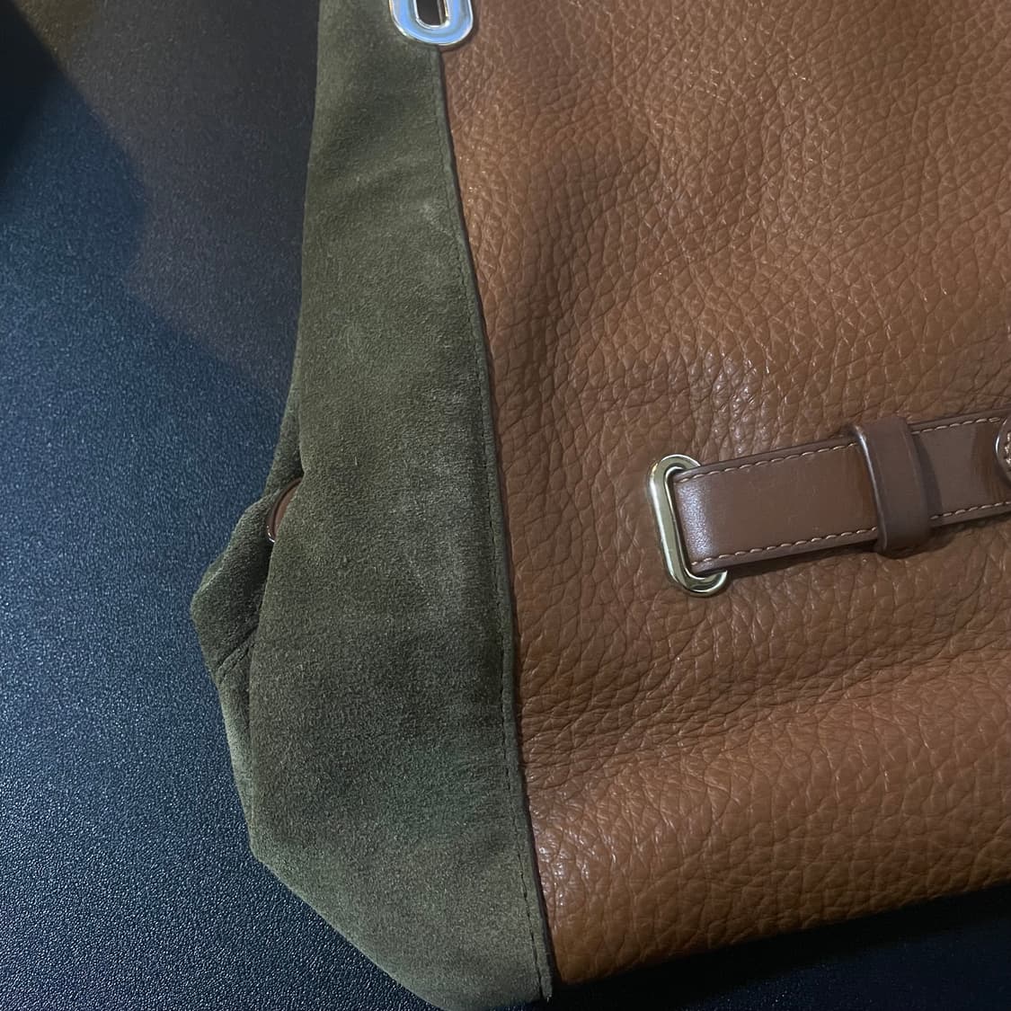 COACH코치 브라운 & 카키스웨이드 숄더백 상품이미지3