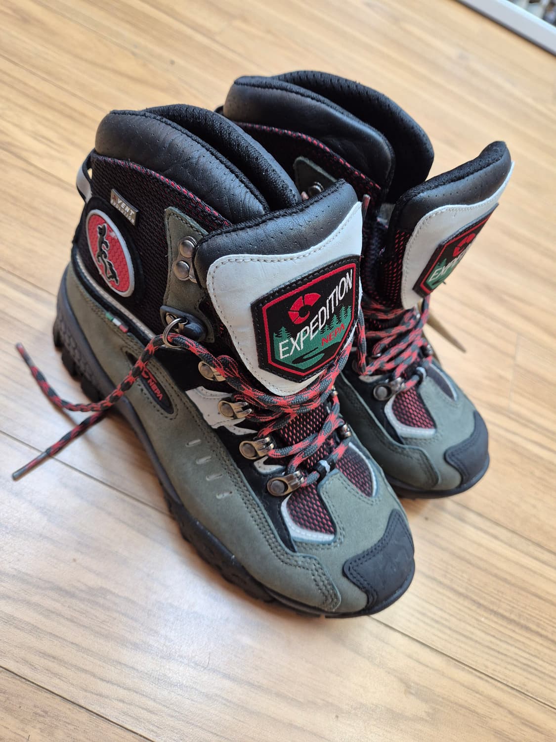 택까지 달려있는 네파 등산화 새상품입니다. ICEBLINK 모델이고, 사 상품이미지3