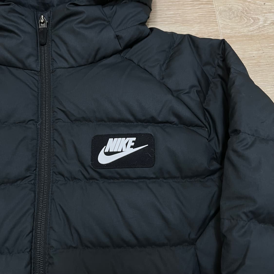 나이키 키즈 덕다운 와펜 후드 롱 패딩 점퍼 [블랙] L/75 상품이미지4