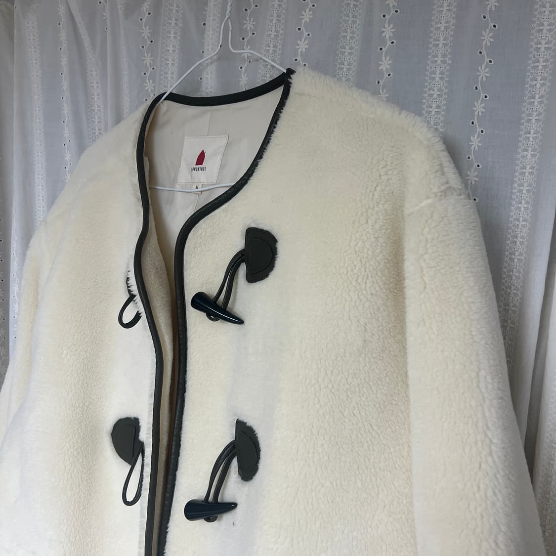 새상품 꼬모니노즈 토글 더플 뽀글이 무스탕 하프 자켓 아이보리 상품이미지9