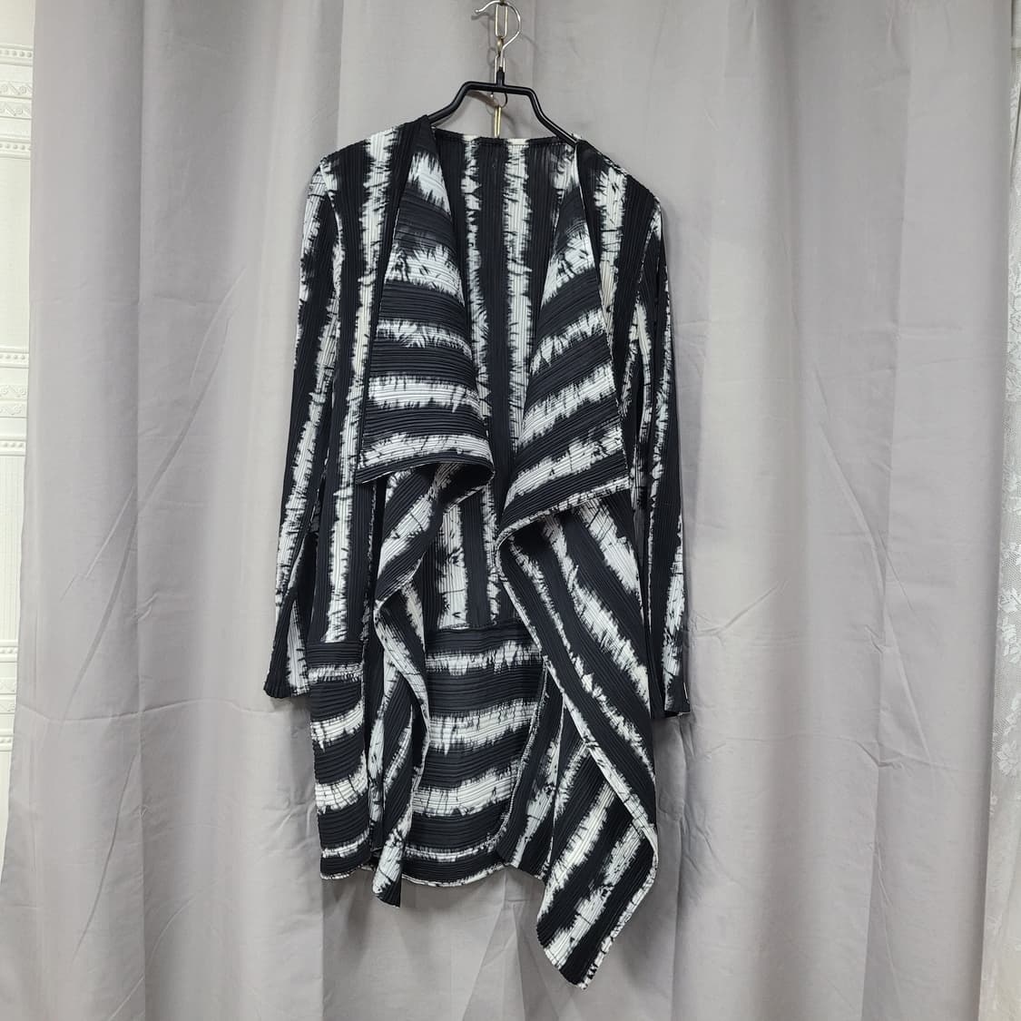 블랙 화이트 주름가디건 상품이미지1