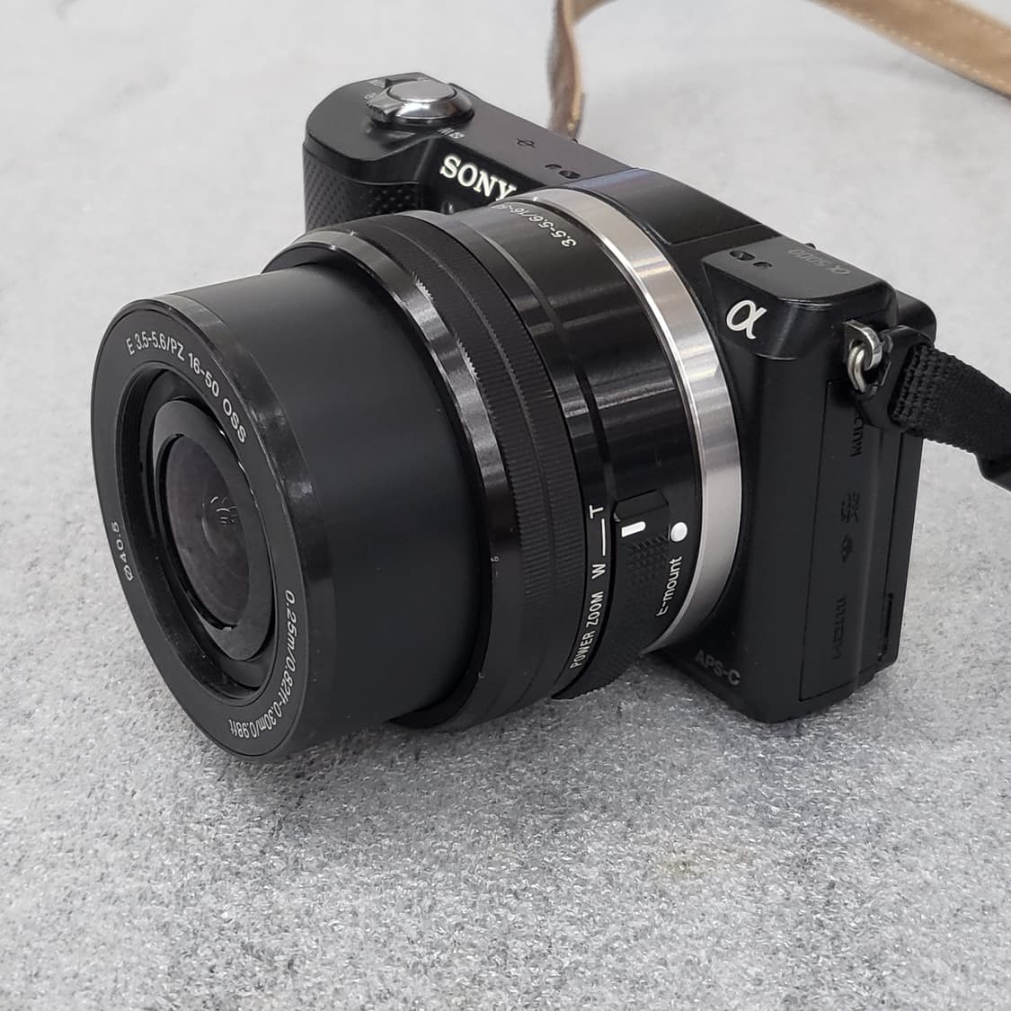 소니 알파5000 미러리스 카메라와 가죽 케이스 상품이미지8