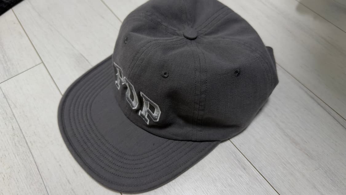 Pop Trading Company 아치로고 플랙스 폼 캡 차콜 상품이미지1