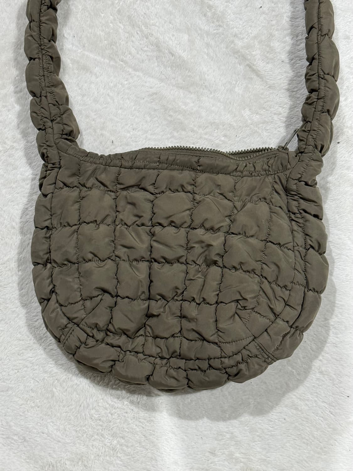 COS 퀄티드 메신저백 카키 구름백 상품이미지3