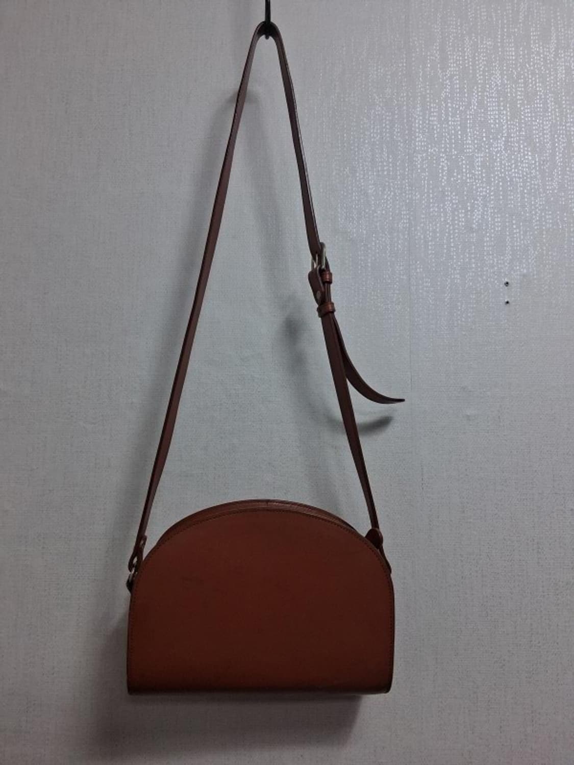 A.P.C 아페쎄 반달 통가죽소형 크로스백
원산지 포르투칼
탄탄한 통가죽 상품이미지2