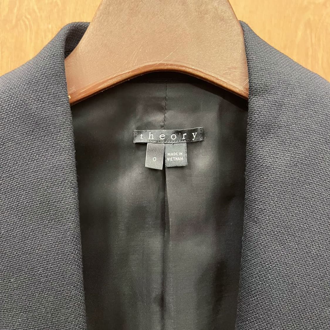 띠어리 숏 블레이저 자켓 프론트 오픈 입체 패턴 절개 포켓 디테일 블랙 상품이미지6