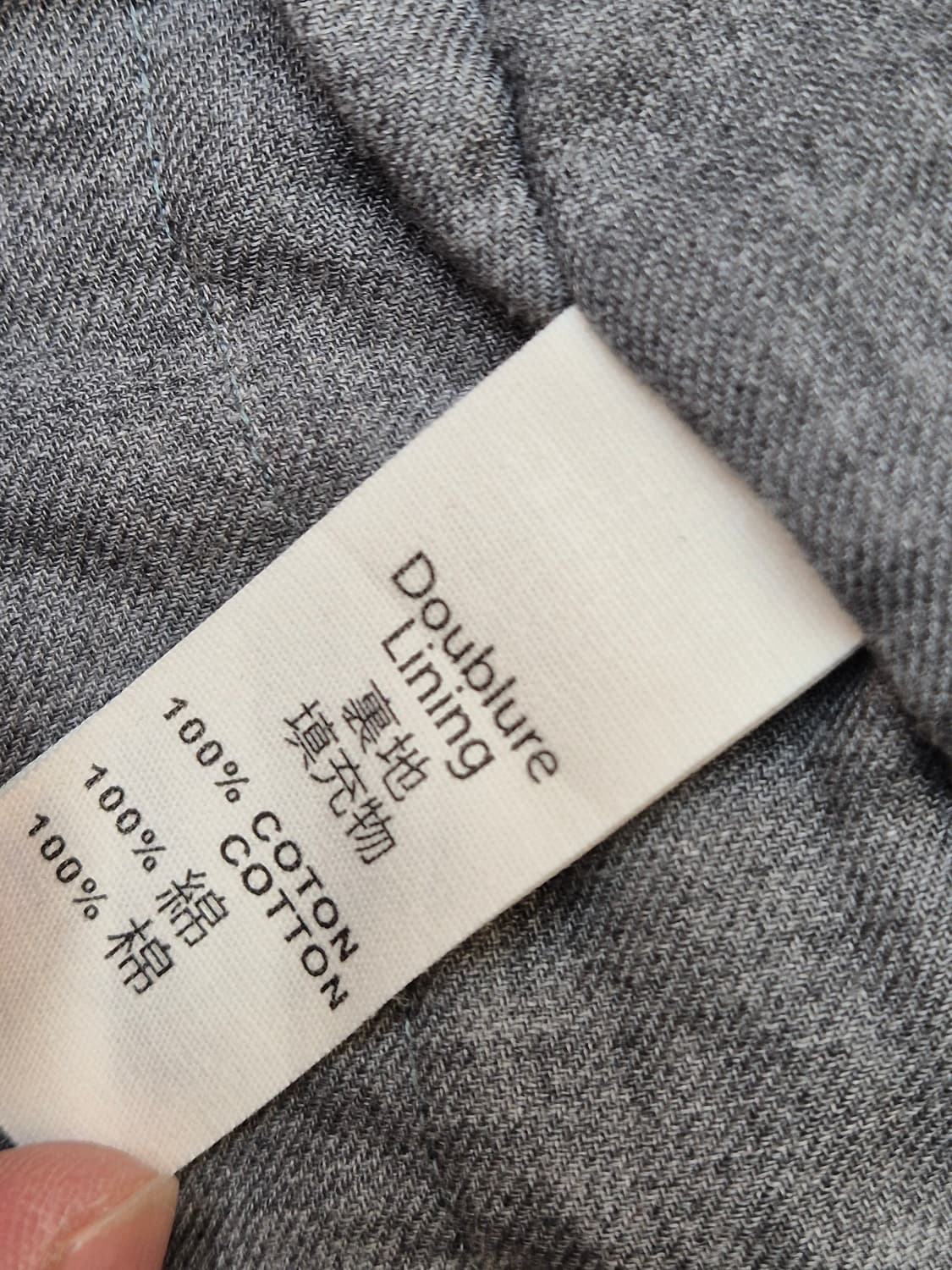 봉쁘앙 네이비색 더플 코트 6사이즈입니다. 겉감은 모 80% 함유되어있어 상품이미지7