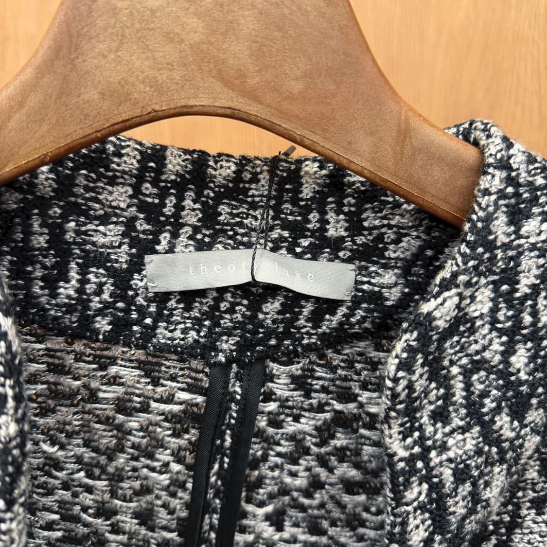 띠어리 럭스 슬림핏 노카라 자켓 트위드 텍스처 원단 디테일 블랙 화이트 상품이미지7