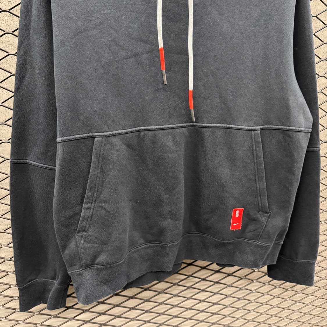 나이키 카이리 어빙 후드티 레드스트링 측면 레터링 디테일 블랙 상품이미지5