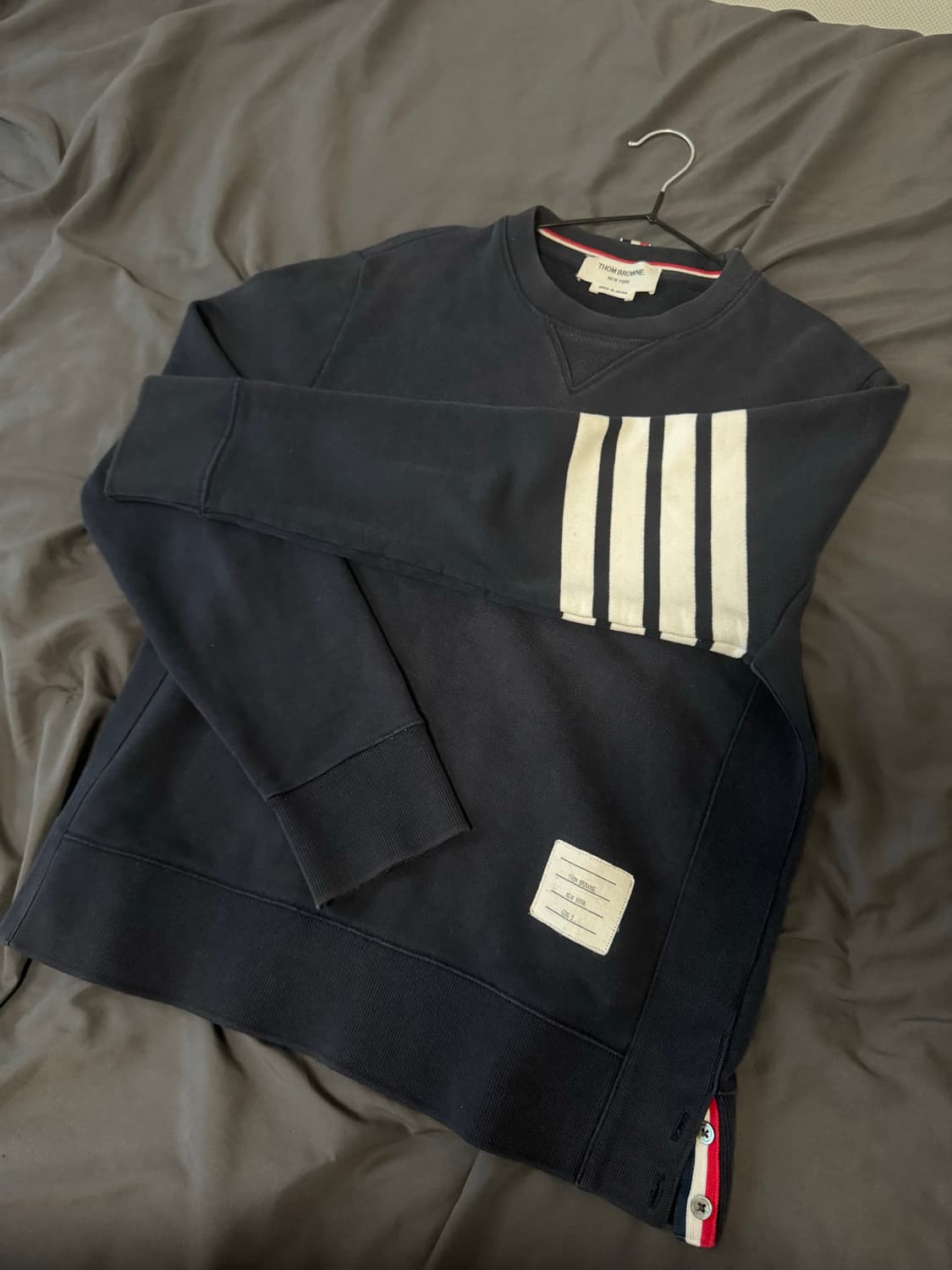 (정품) 톰브라운 삼선 네이비 맨투맨 2사 상품이미지1