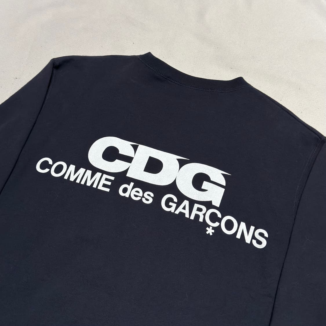 M 꼼데가르송 CDG 로고 네이비 맨투맨 상품이미지1