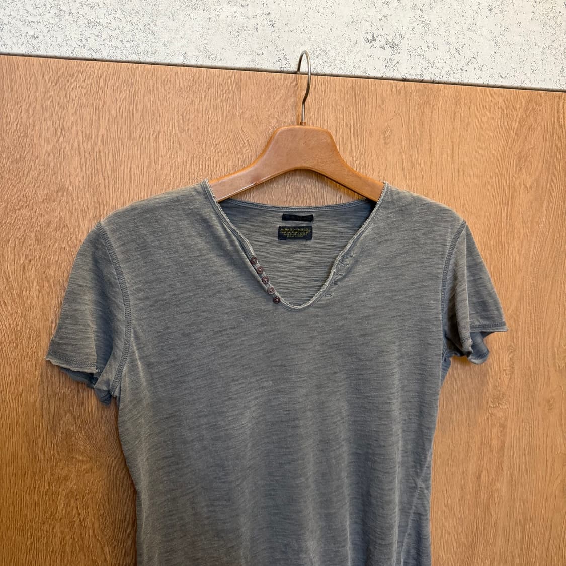 빈티지 헨리넥 코튼 반팔 티셔츠 넥 버튼 디테일 차콜 그레이 상품이미지3