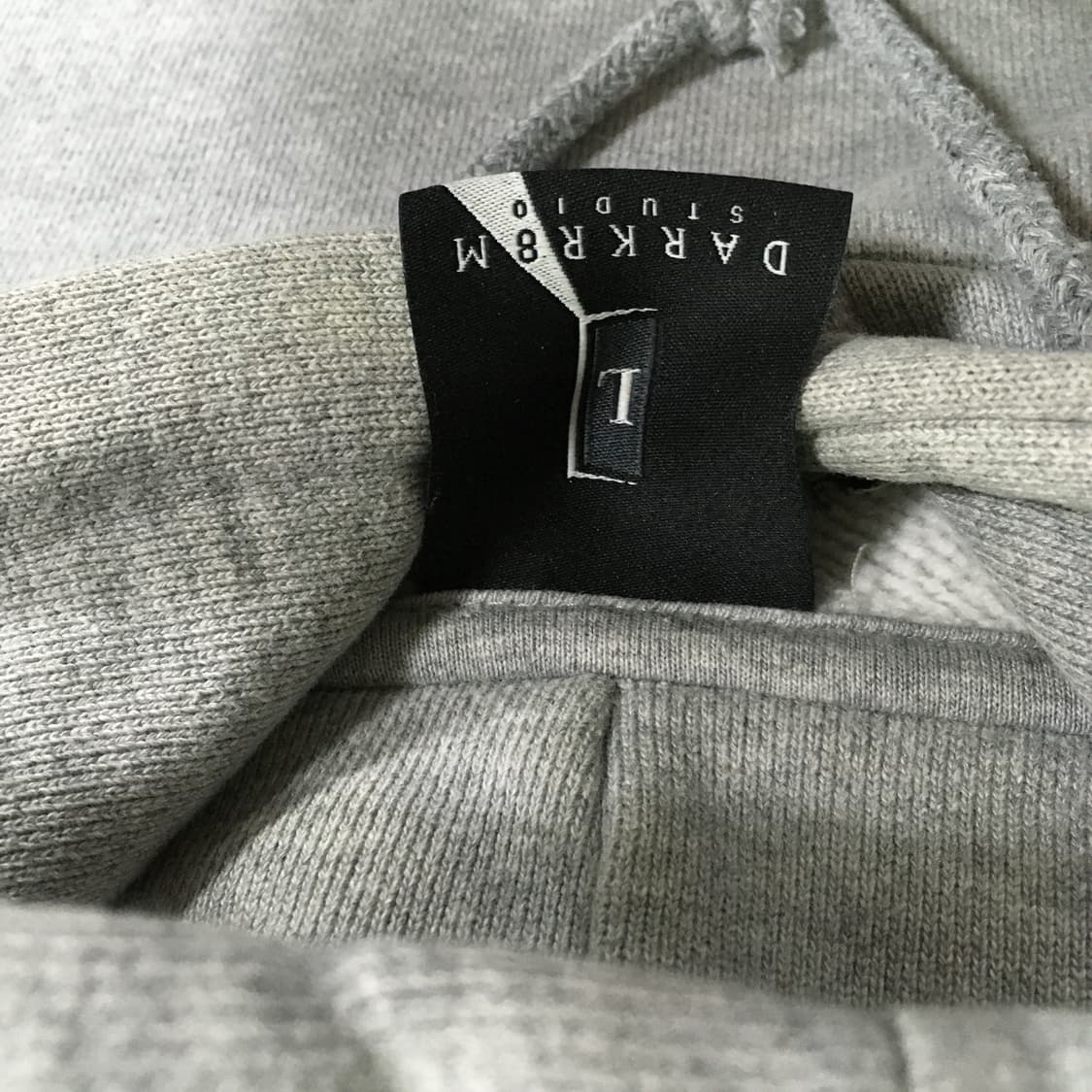 투티/0401 다크룸 darkr8m 후드티 그레이 자수로고 상품이미지9